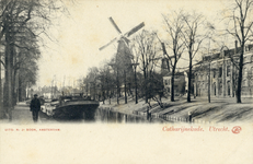 2108 Gezicht op de Stadsbuitengracht te Utrecht vanaf de Catharijnesingel; rechts de Catharijnekade en op de ...